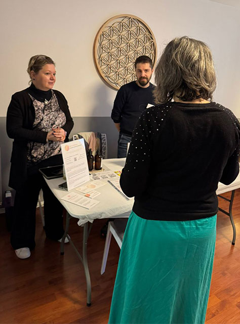 Photo prise lors des portes ouvertes du cabinet Blowball de Guyancourt à Saint‑Quentin‑en‑Yvelines où Marie échange avec une visiteuse